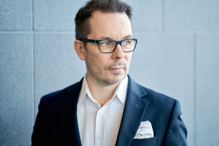 Jukka Saksi - Johtaja on media